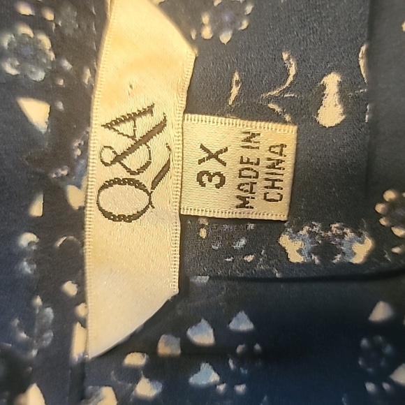 Q&A Blue and White Print top - Picture 4 of 6